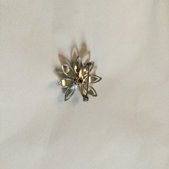 Women's pin brooch flower silver-tone metal very good condition - Picture 2 of 3